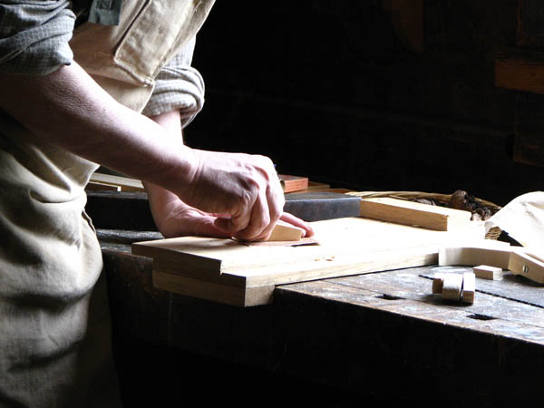 Nacemos de la influencia y formación  heredada en el sector de la <strong>carpintería de madera y ebanistería  en Seva.</strong>